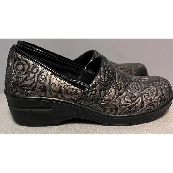 Easy Works by Easy Street Womens Slip Resistant Clogs Embossed Scroll 9M Black - Picture 5 of 9